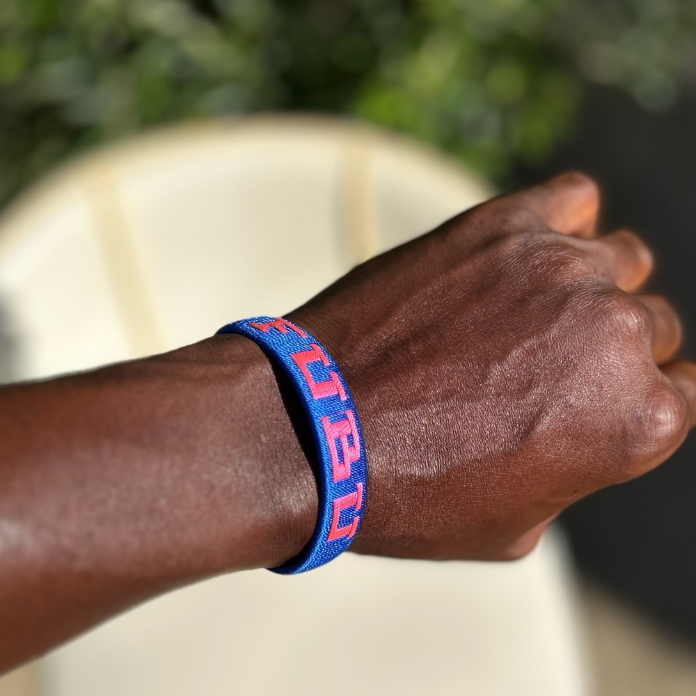 NW 💯 hand knitted adjustable bracelet made in Benin